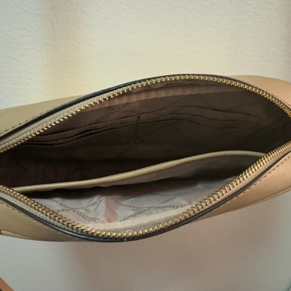 EUC MICHAEL Michael Kors Logo Small East West Camera Crossbody - Picture 5 of 5